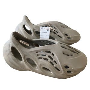 NIB Yeezy Foam RNNR ~ Stone Sage